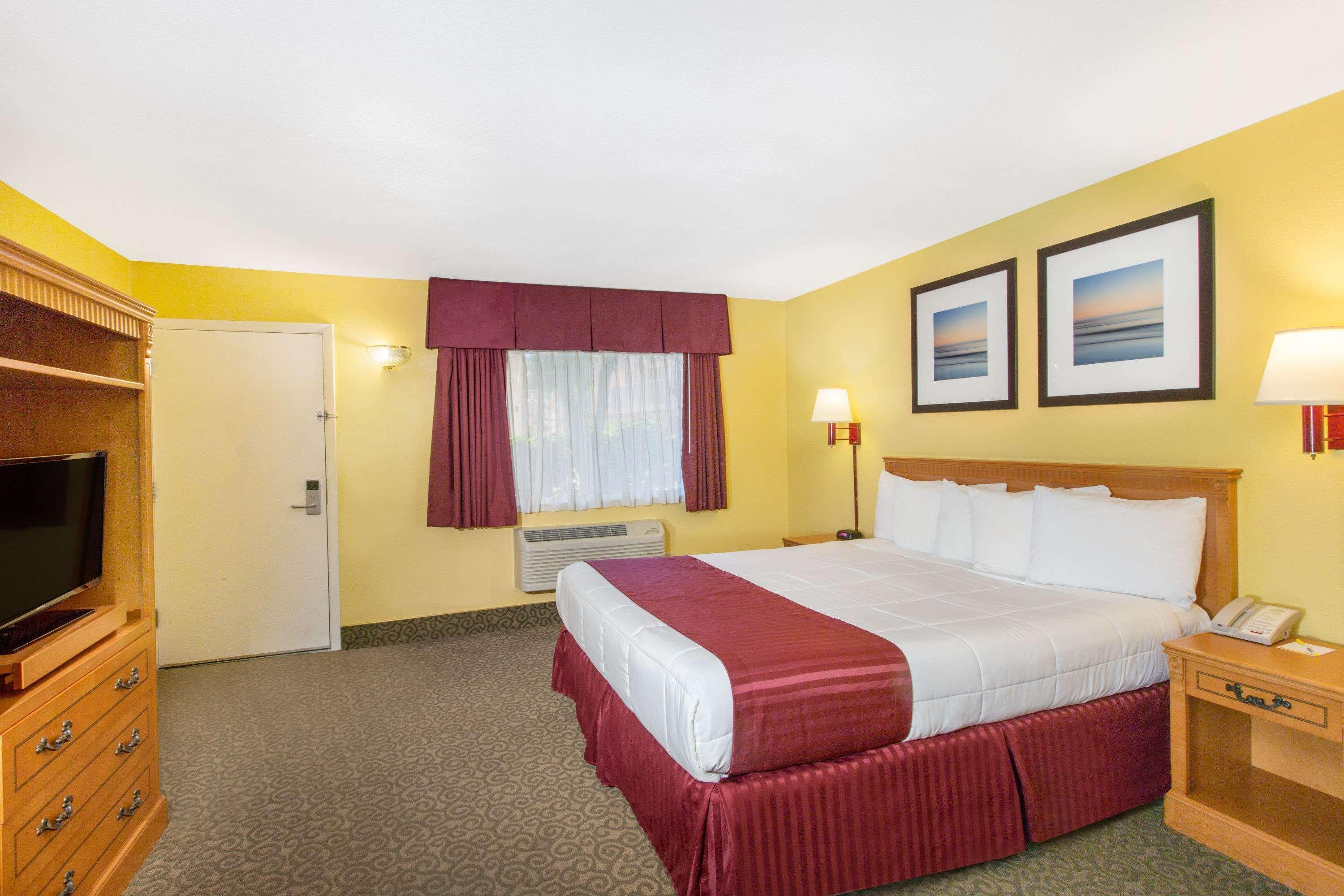Days Inn By Wyndham Redwood City Exteriör bild