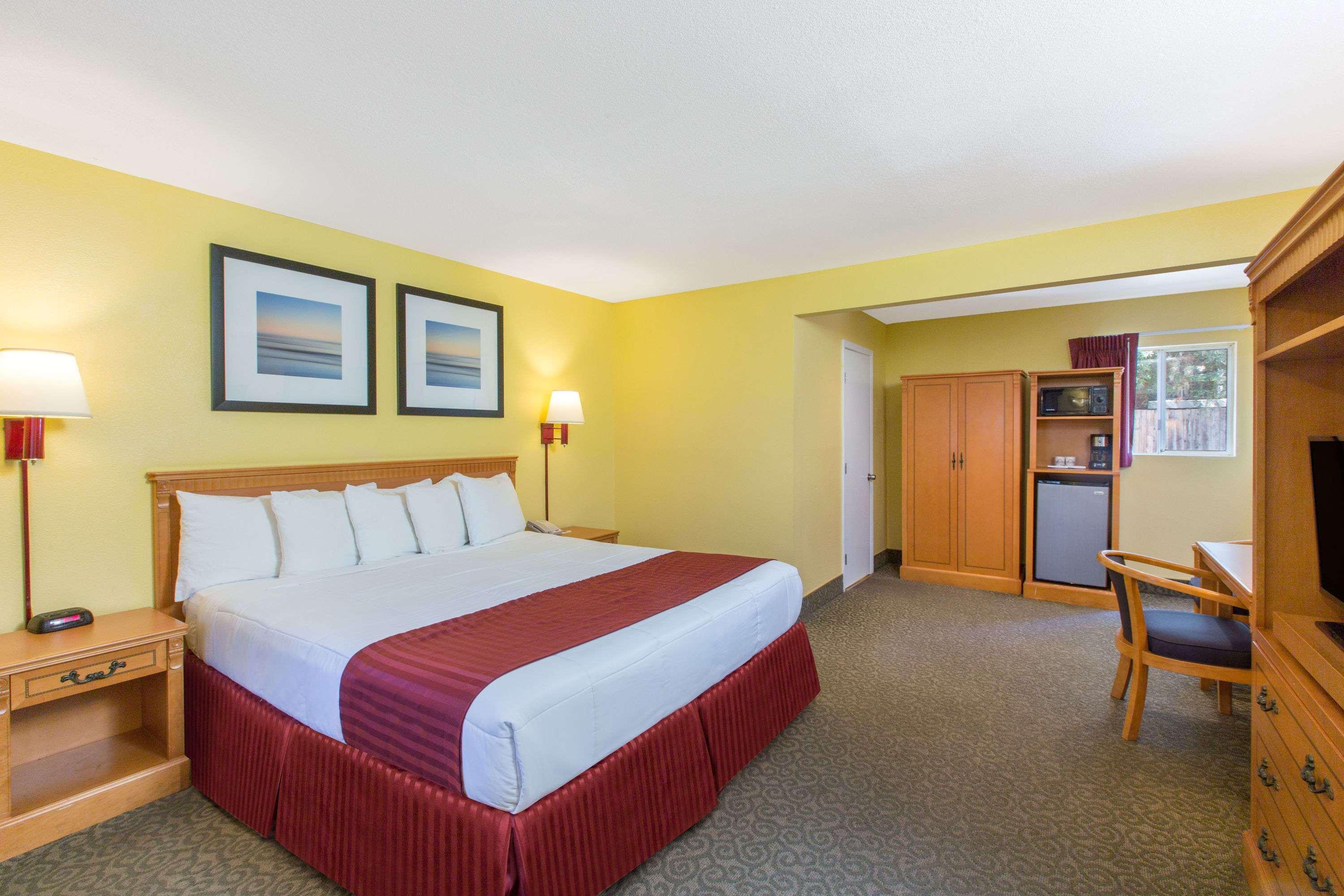 Days Inn By Wyndham Redwood City Exteriör bild